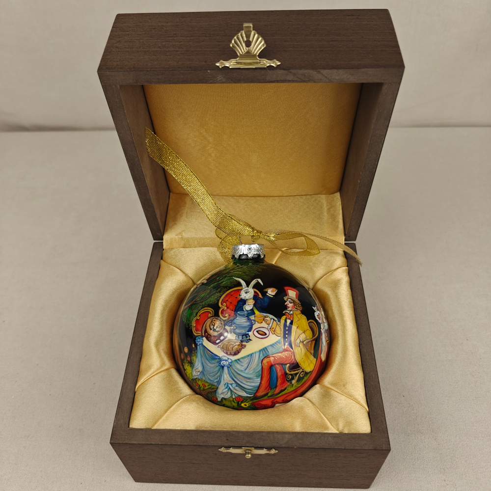 Шар новогодний с круговой росписью Палех "Алиса в стране чудес-3" в футляре