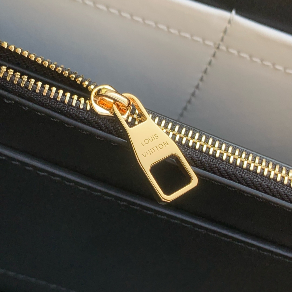 Louis Vuitton Capucines (3 sizes)