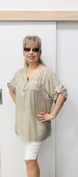 Блузон цвета капучино с пайетками и кармашками