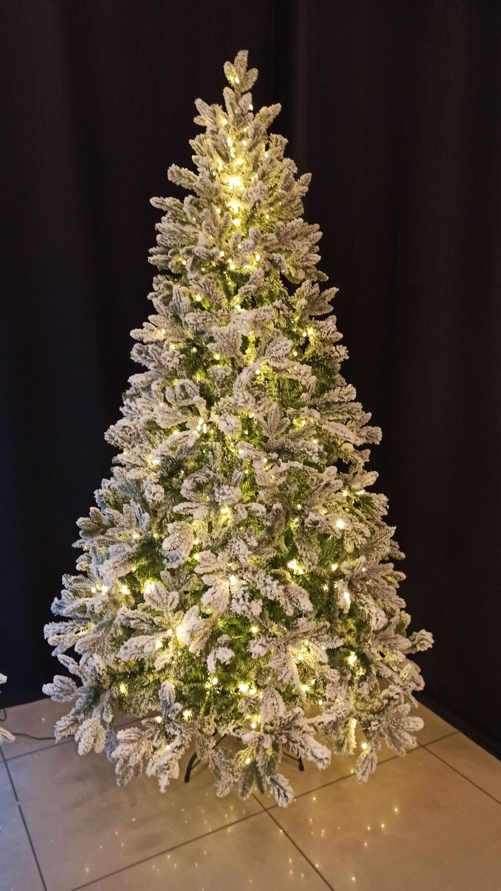 Заснеженная ель с гирляндой «Барокко» теплый свет (Литая+пвх) 150 см / 1,5 м