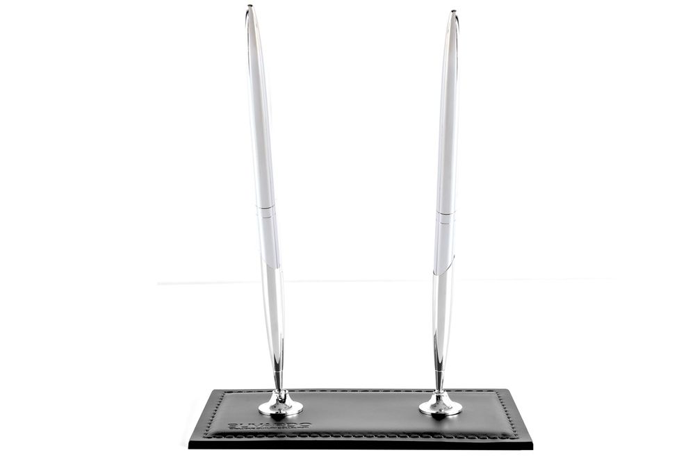 Черная подставка для ручек