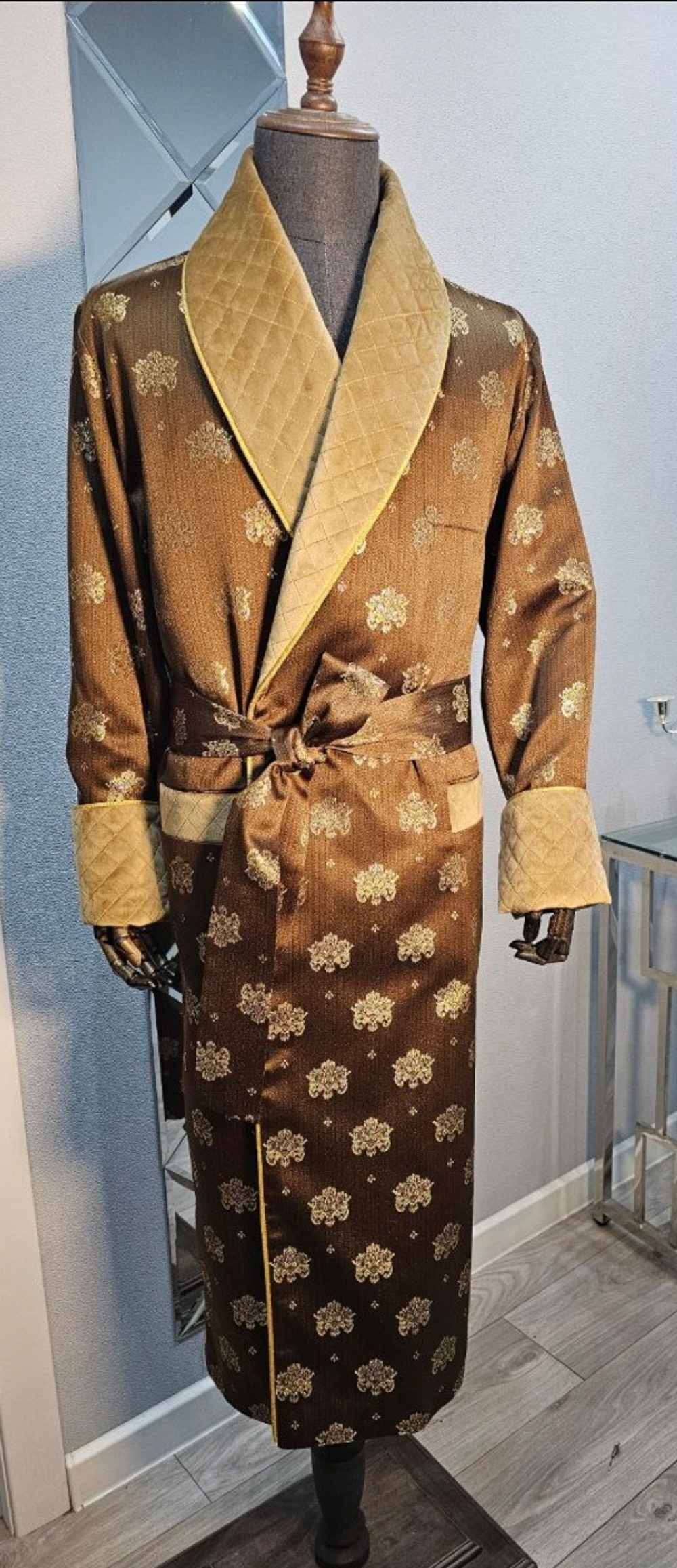 Халат из жаккарда со стеганными бортами