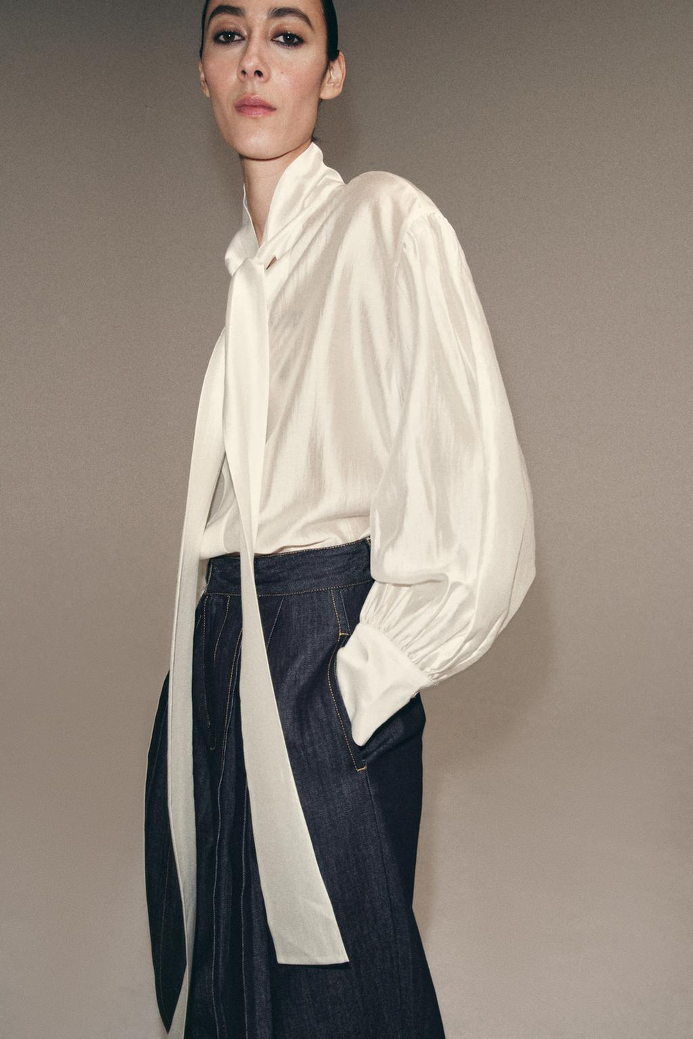 ZARA АТЛАСНАЯ РУБАШКА С ПЛАТКОМ — ZW COLLECTION, ЖЕЛТОВАТО-БЕЛЫЙ