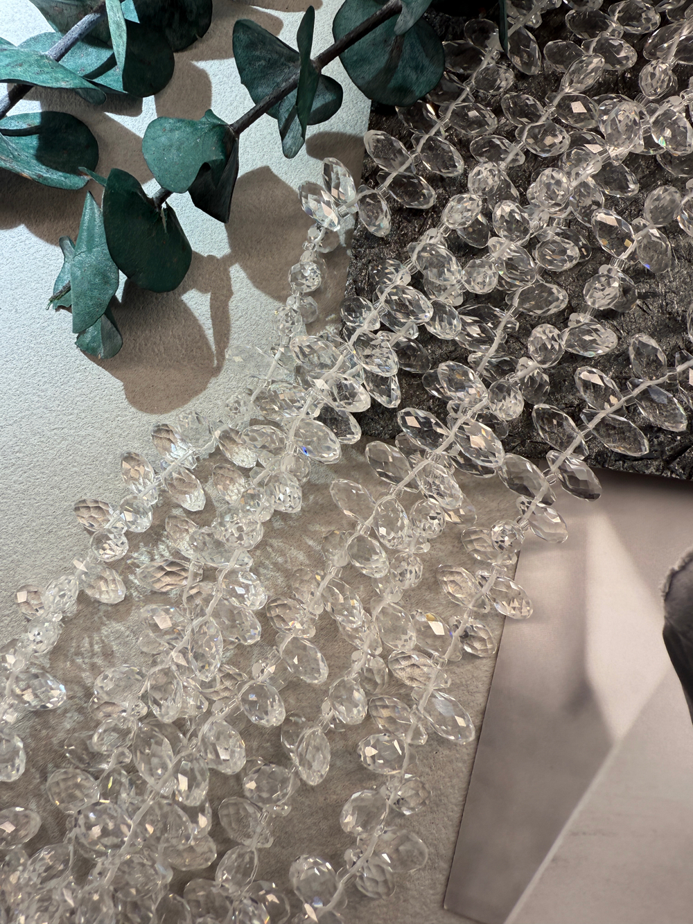 Бриолеты кристалл, нить 42 см, около 95 штук, 12*6 мм