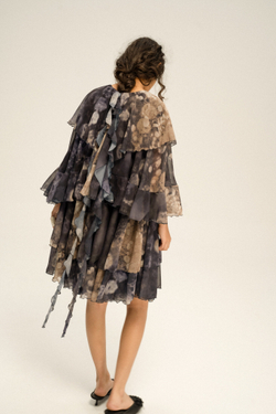 Платье с рюшами в акцентной ткани