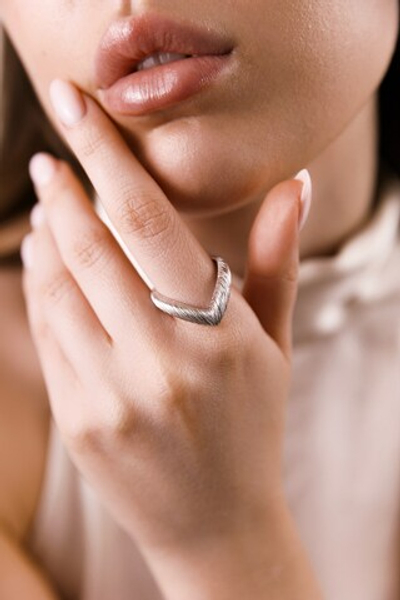 Кольцо "Галочка" сатинированное в серебре