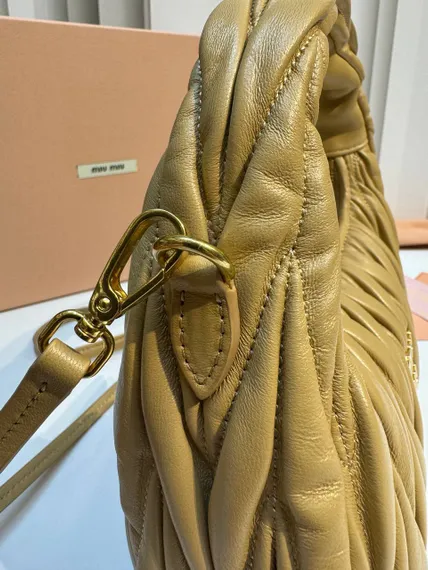 Сумка-хобо Miu Miu Wander matelassé nappa, светло-коричневый