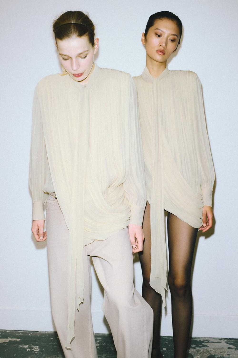 ZARA БЛУЗА СО СБОРКАМИ И ПОДПЛЕЧНИКАМИ — ZW COLLECTION LIMITED EDITION, ЦВЕТ СЛОНОВОЙ КОСТИ