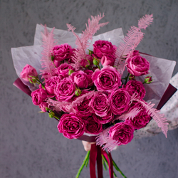 51. Классический малиновый букет с кустовыми розами