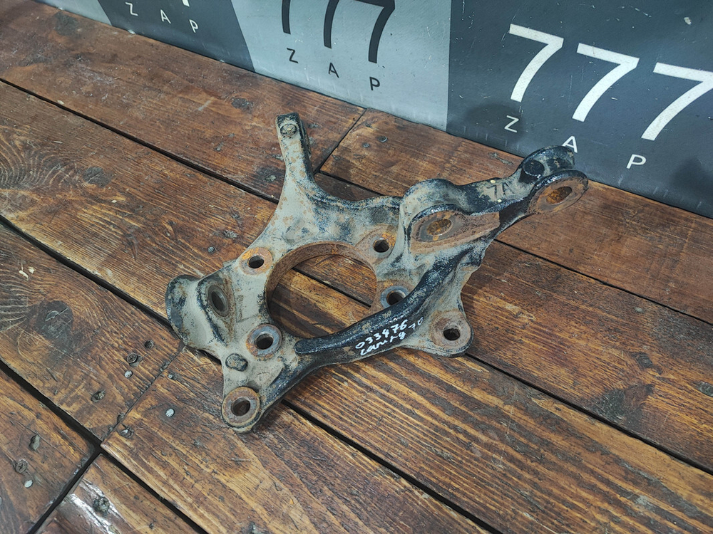 Кулак поворотный левый Toyota Camry (XV70) 17-нв Б/У Оригинал 4321233120