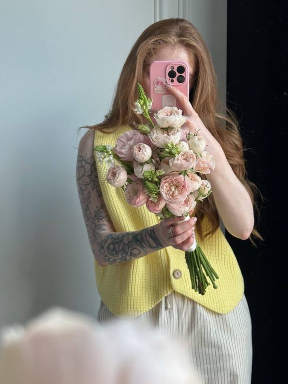 Свадебный букет из кустовых пионовидных роз, орнитогалума и эустомы