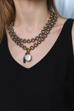 Колье двойная цепь ролло графит/матовое золото с белой барочной жемчужиной и кисточкой