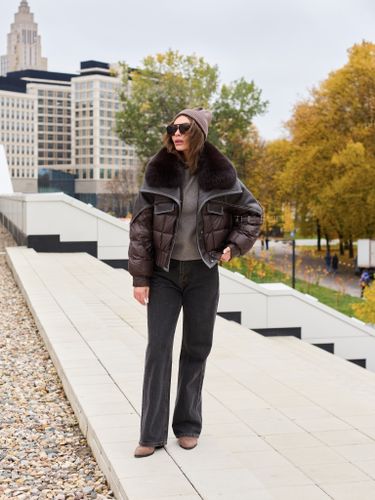 Комбинированный шоколадный пуховик с мехом