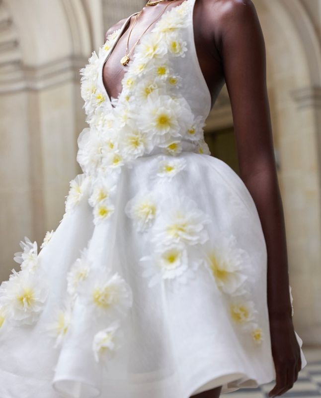 Платье мини на бретелях с цветами