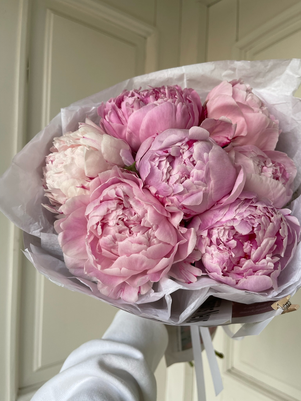 Букет 7 розовых пионов в оформлении