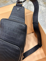 Сумка-слинг Louis Vuitton из кожи крокодила