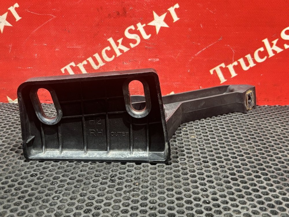 Кронштейн солнцезащитного козырька правый