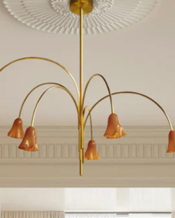 Элегантная люстра с плавными изогнутыми линиями и стеклянными плафонами в форме лепестков 🌸