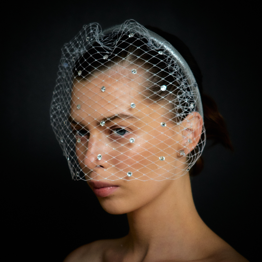 Вуаль серебристая с белыми камнями