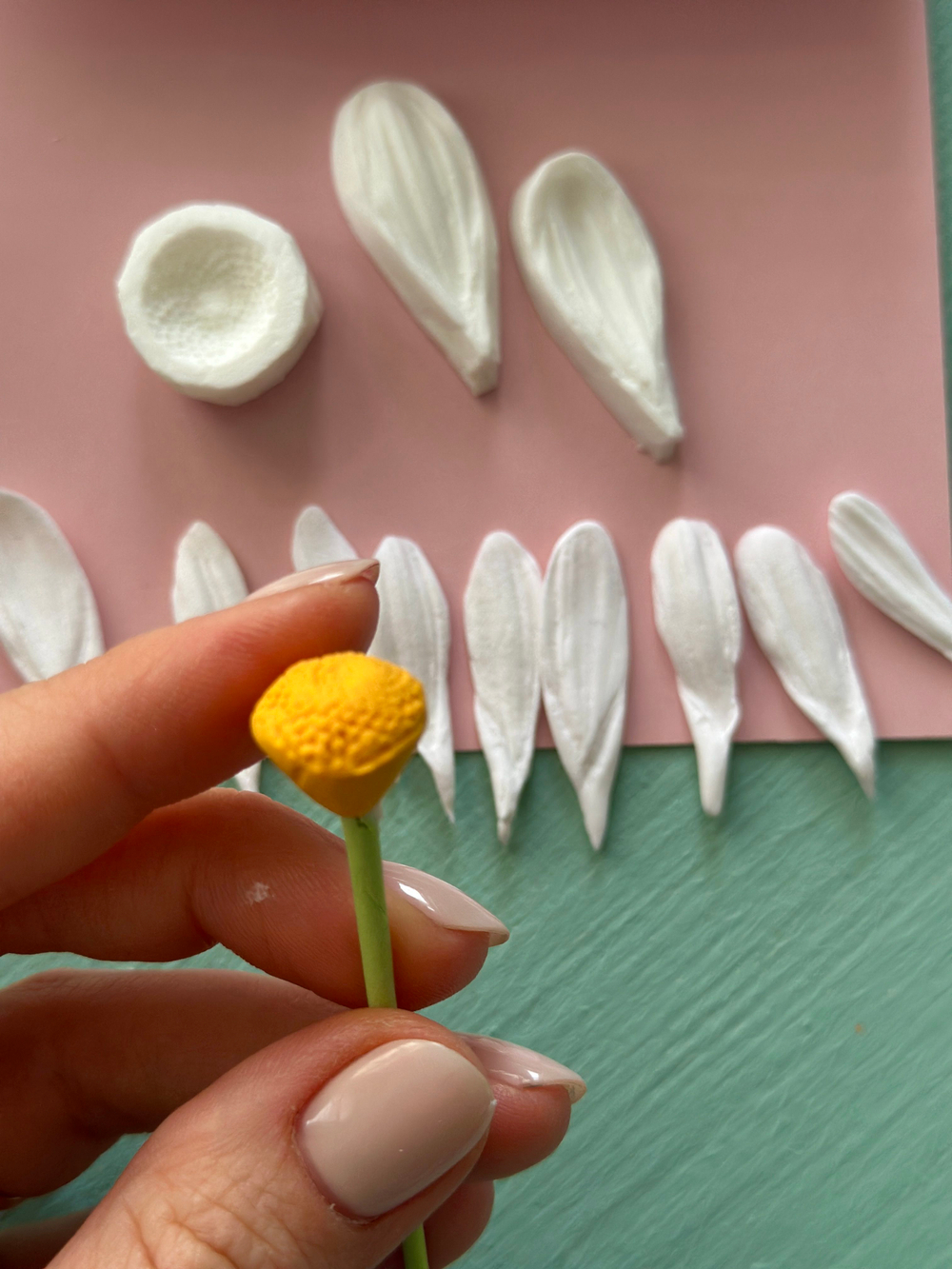 Молды силиконовые для лепки Ромашки. Набор из 2х штук: серединка цветка и лепесток ромашек / Форма для лепки из полимерной глины, холодного фарфора, воска, мыла, самозатвердевающих масс