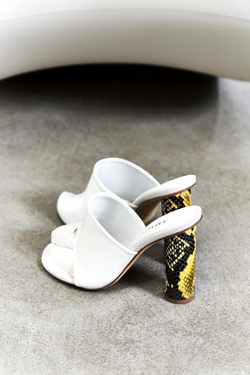 Мюли из натуральной кожи на высоком каблуке RUNWAY / белый