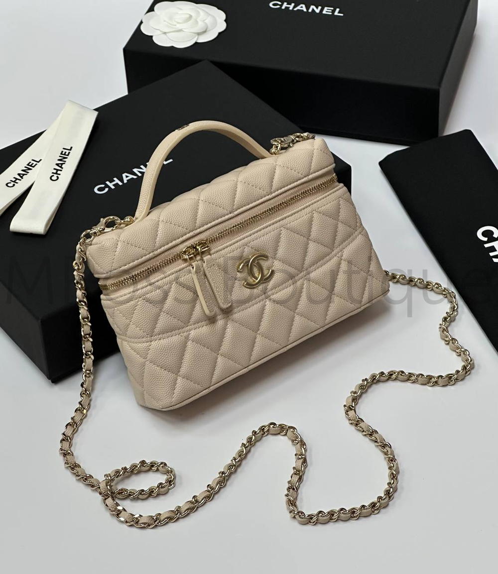 Бежевая сумка Chanel прямоугольная с золотой фурнитурой