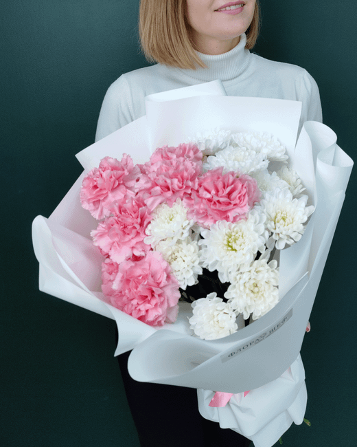 Букет из белой хризантемы и диантусов(00182)