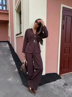 Костюм приталенного силуэта со спущенным рукавом