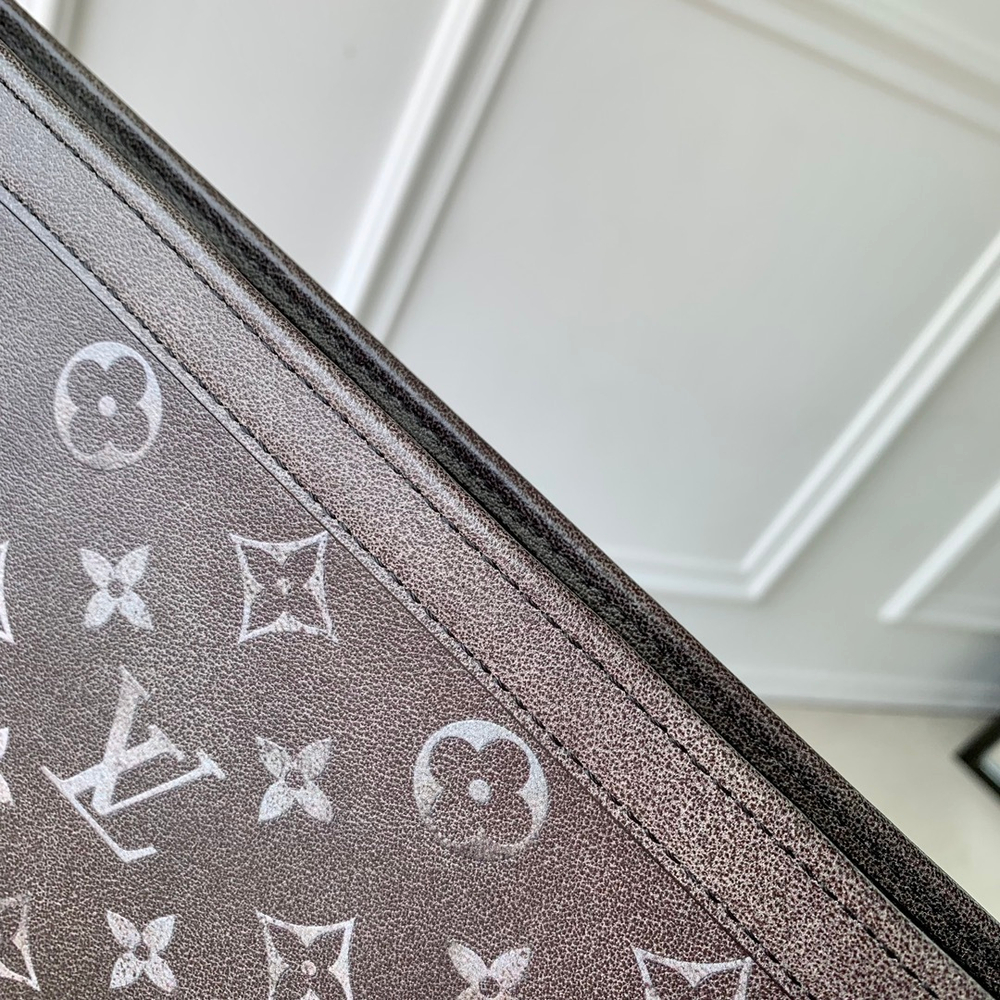 Louis Vuitton Pochette Voyage MM
