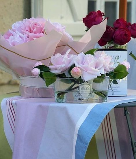 Розовый букет роз в прозрачной овальной вазе, Cote Noire