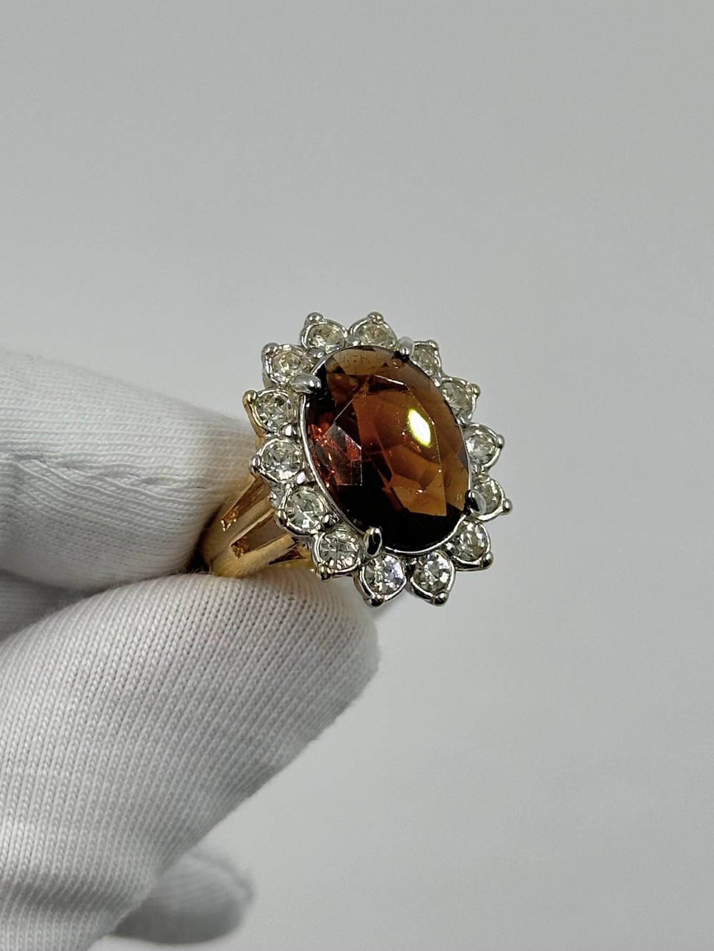 Кольцо с коричневым кристаллом