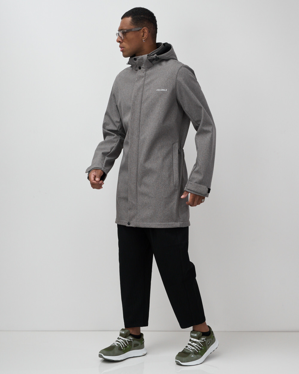 Парка спортивная мужская с капюшоном softshell серого цвета 9565Sr