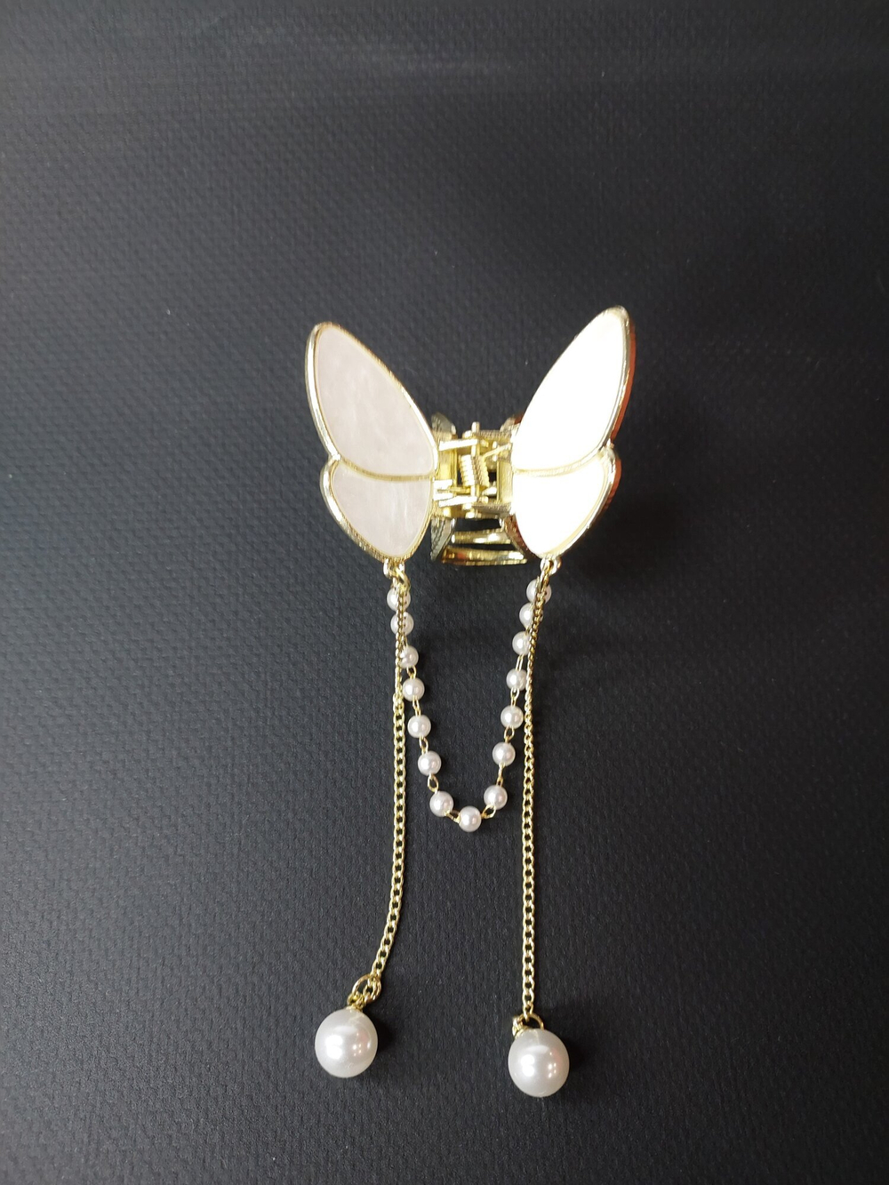 Перламутровый краб-бабочка для волос с  кисточками. Цвет белый