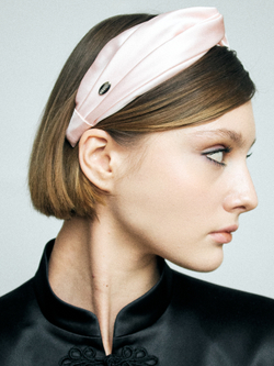 Ободок-узел из розового шелка с декором в виде веточки