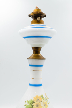 [В рабочем состоянии] Лампа керосиновая. Стекло, гутная работа, латунь, ропись ручная. Германия, 50-