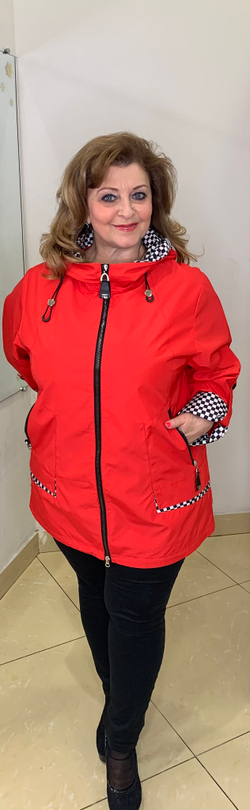 Модная красная комбинированная куртка