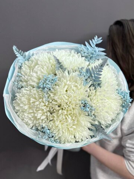 Букет из 7 хризантем "Антонов" в голубой гамме