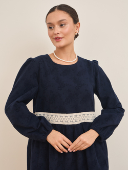 Платье с кружевными вставками