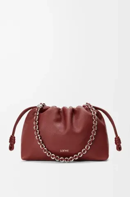 Loewe Сумка Flamenco среднего размера из зернистой телячьей кожи, красное дерево