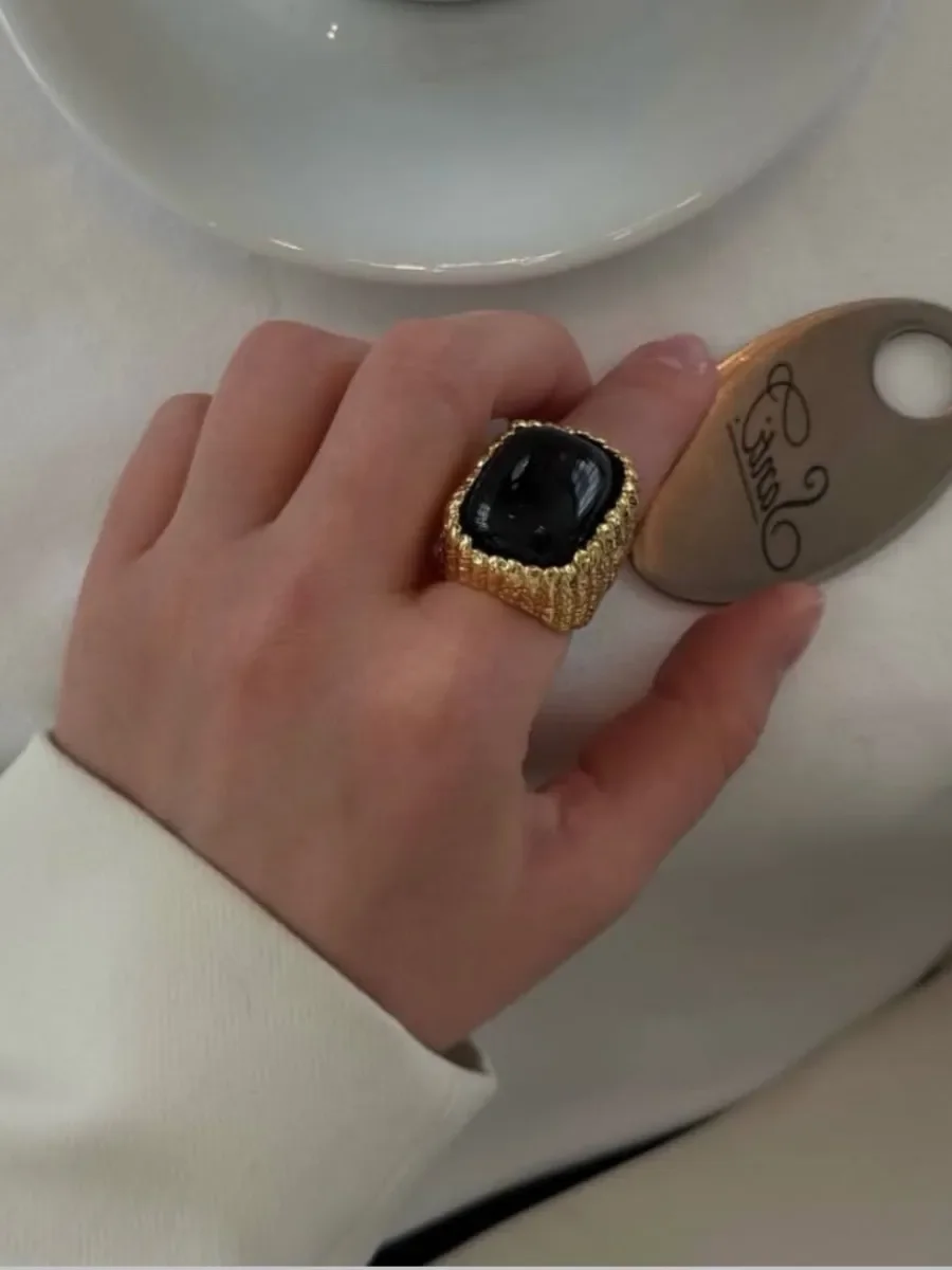 Кольцо с черным литьем квадратной формы