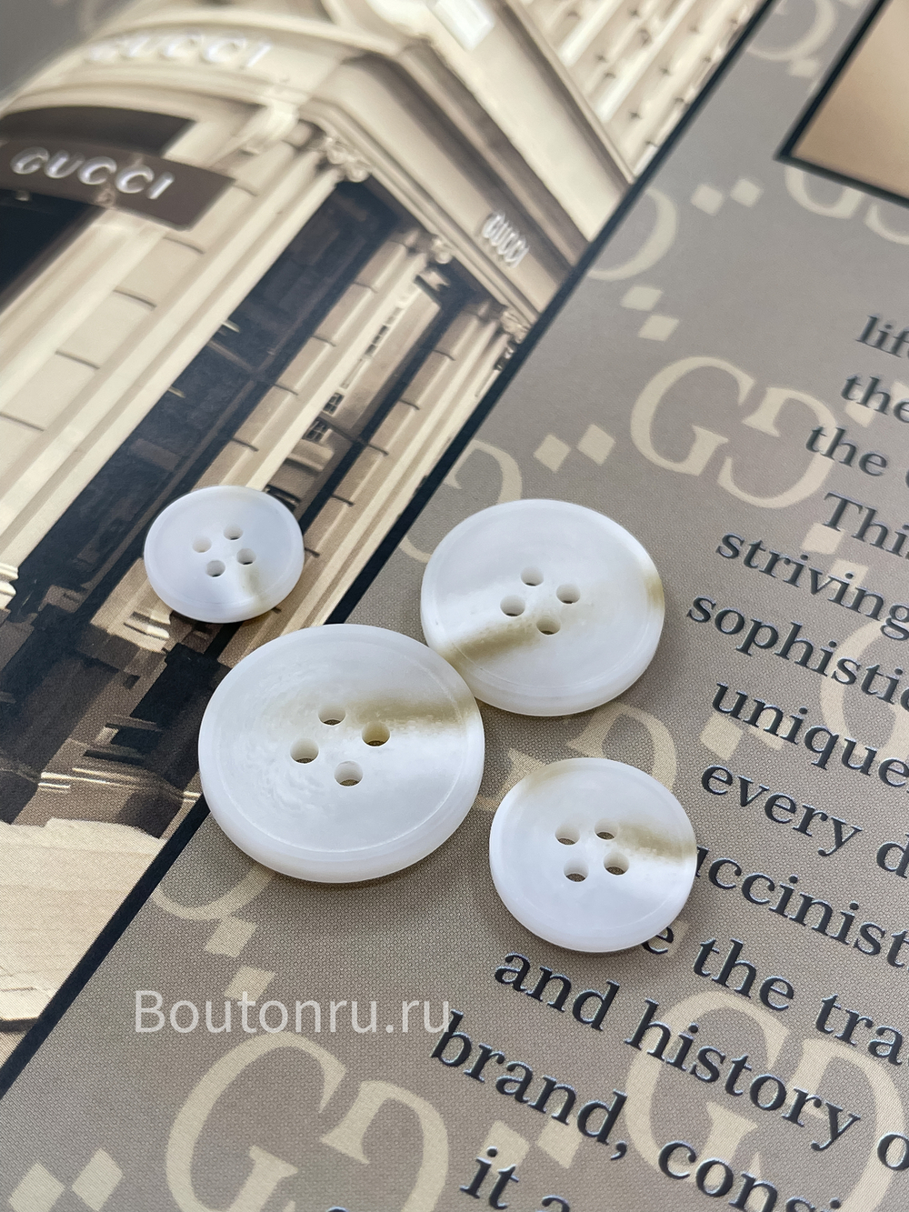 Пуговицы Белые На Прокол3 с бежевыми прожилками