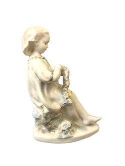 Фаянсовая статуэтка "Девочка с венком" Гжель