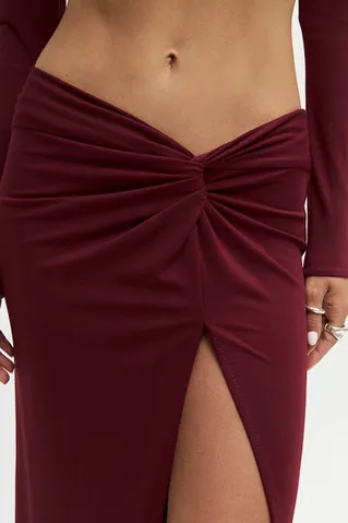 Юбка из вискозы с перекрутом цвета бордо