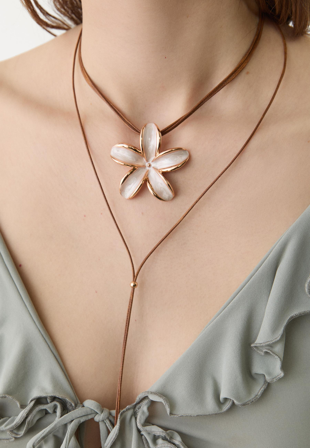 STRADIVARIUS Ожерелье с цветком, экрю