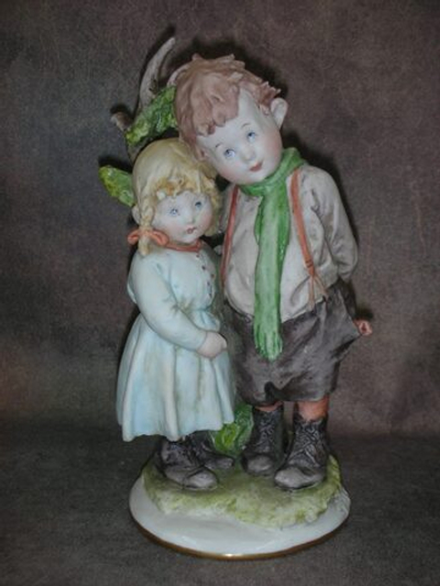 Статуэтка. Фарфор. Брат и сестра. Capodimonte. Италия