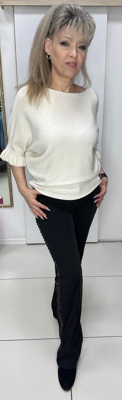 Белый джемпер с рюшей по рукавам