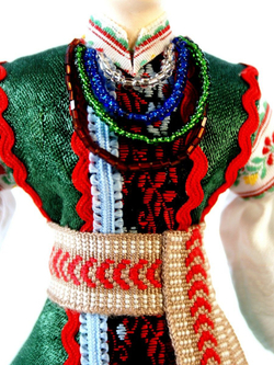 Кукла фарфоровая Украинка в праздничном костюме Киевской губернии