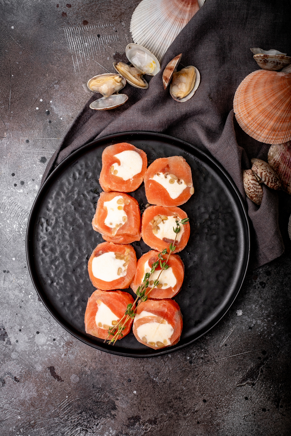 Рулетики из слабосоленой форели с сырной начинкой и кедровыми орешками