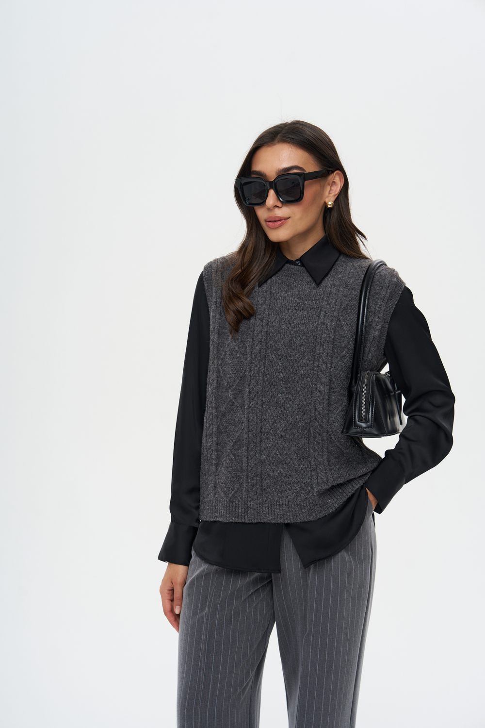 Жилет вязаный с косами