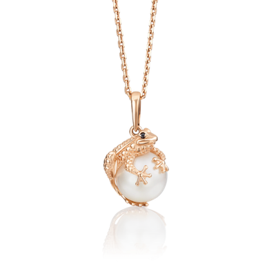 Подвеска «Лягушка» из красного золота с жемчугом культивированным и фианитами